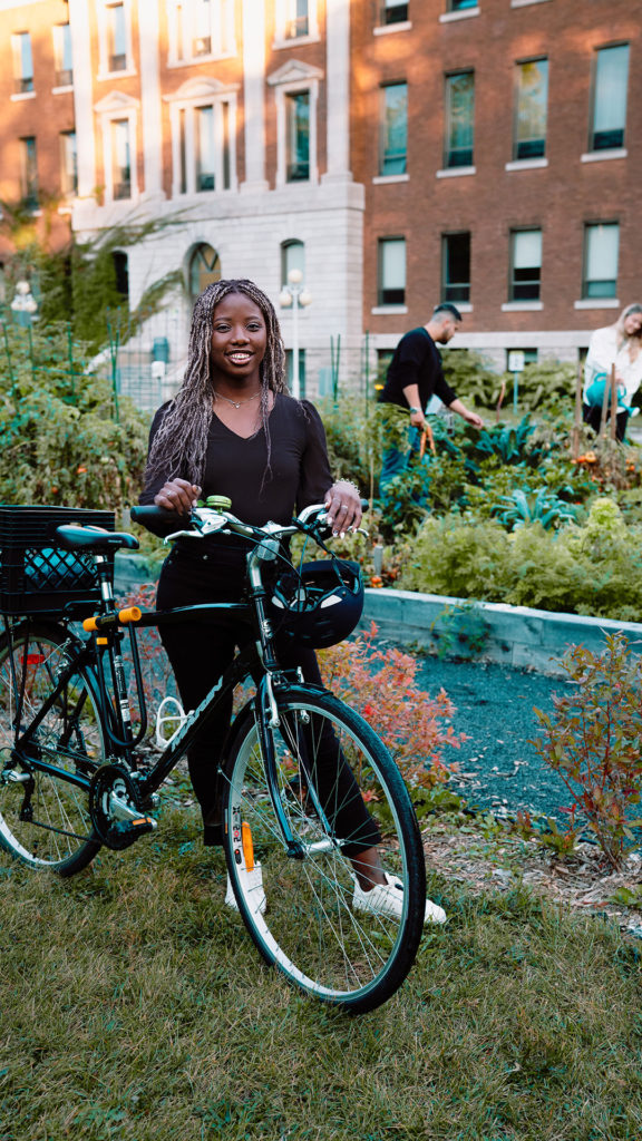 Étudiante avec vélo